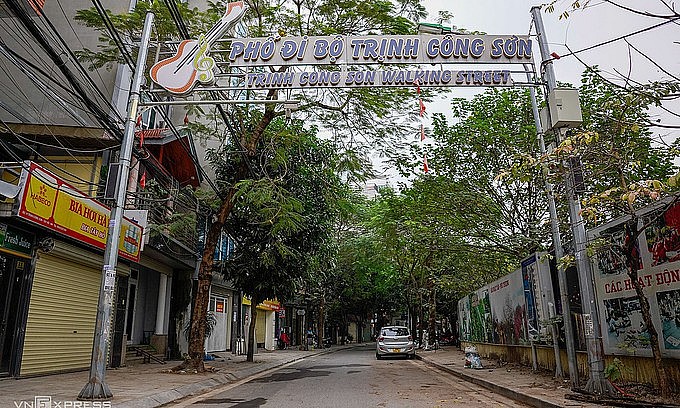 A pedestrian street in Hanoi is left deserted, December 2021. Photo: VnExpress
