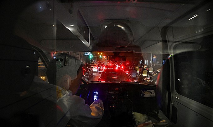 Inside an ambulance that transports a Covid-19 patient in Hanoi, December 2021. Photo: VnExpress