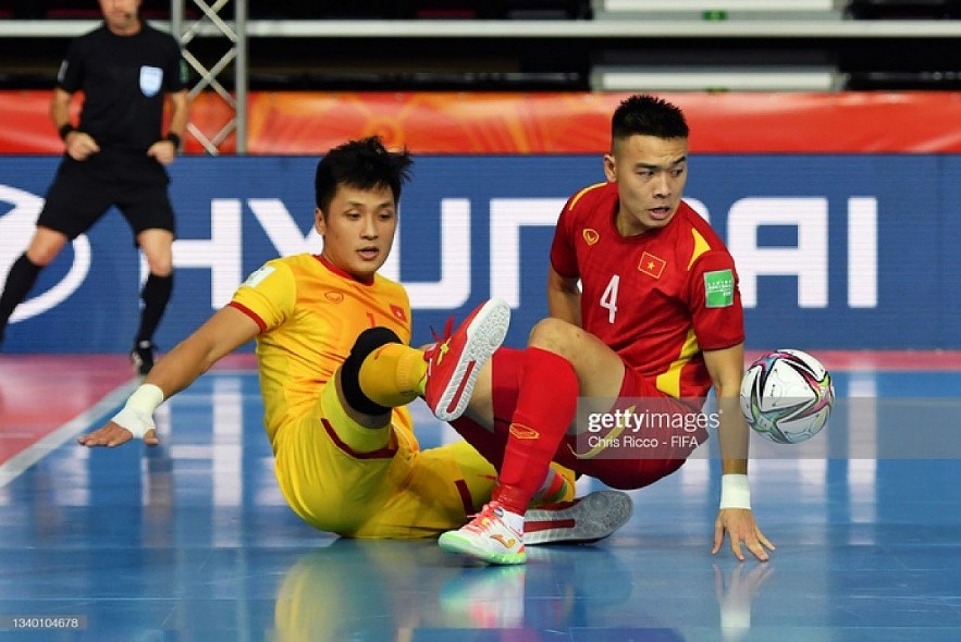 Goalie Ho Van Y (in yellow jersey) has been nominated for the Best Goalkeeper in the World UMBRO Futsal Awards in 2021 by futsalplanet.com. Photo: Getty