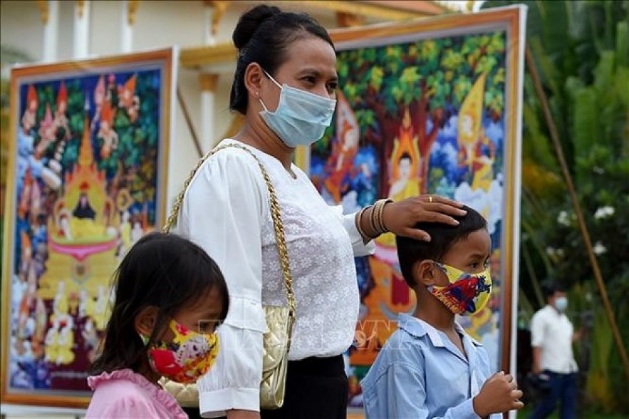 People wear face masks to avoid COVID-19 infection in Phnom Penh in May 2020. Photo: AFP/VNA