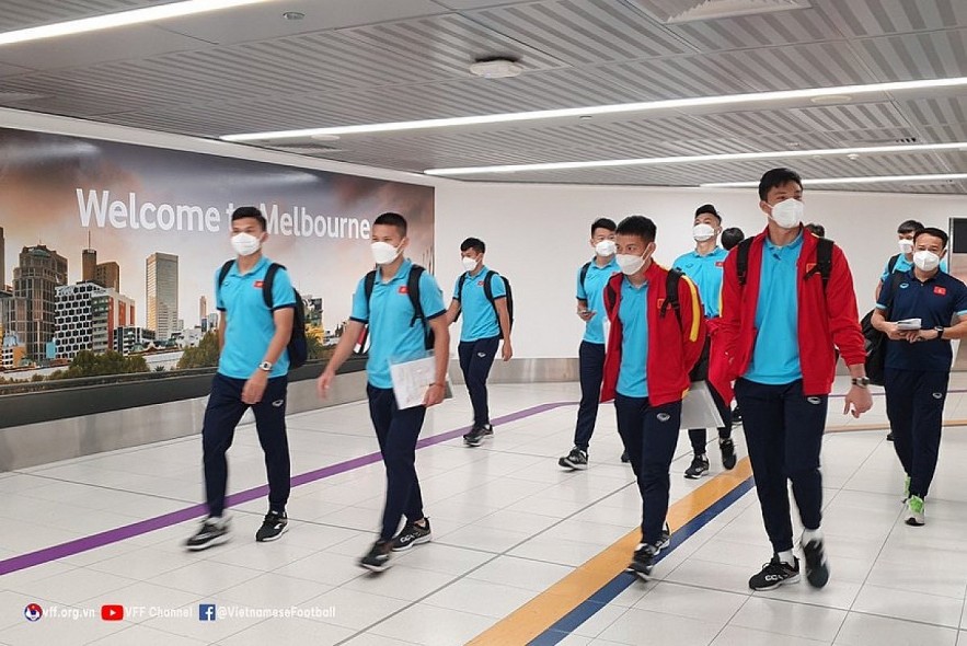 Vietnamese players arrive in Melbourne for a World Cup qualifier against hosts Australia scheduled for January 27. Photo: Vietnam Football Federation)