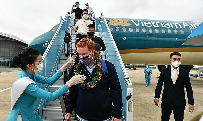 Vietnam Airlines staff welcome foreign tourists arriving at Da Nang International Airport, November 17, 2021. Photo: Vietnam Airlines