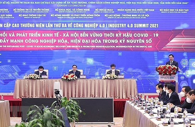 Prime Minister Pham Minh Chinh (sitting, centre) at the Industry 4.0 Summit 2021. Photo: VNA