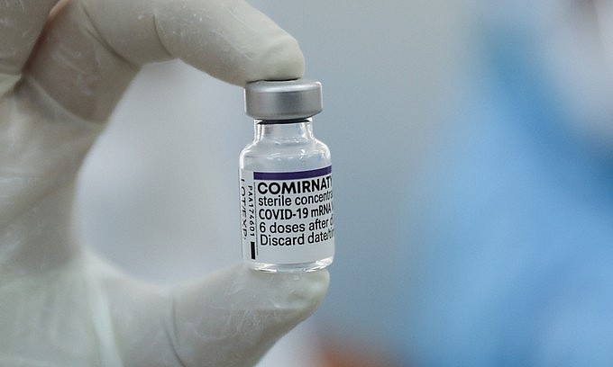 A medical staff holds a container of Covid-19 vaccine in Ho Chi Minh City, October 2021. Photo: VnExpress