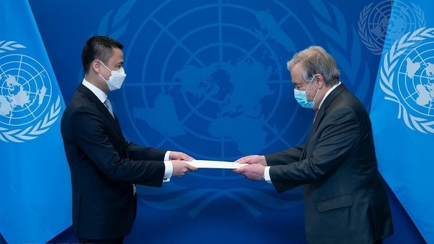 Ambassador Dang Hoang Giang (L) presents his credentials to UN Secretary General Antonio Guterres. Photo: VNA