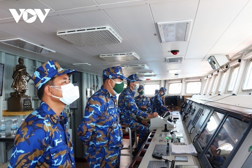 The captain of Vietnamese frigate 015 – Tran Hung Dao gives a command in the joint exercise with the French frigate Vendémiaire. Photo: VOV
