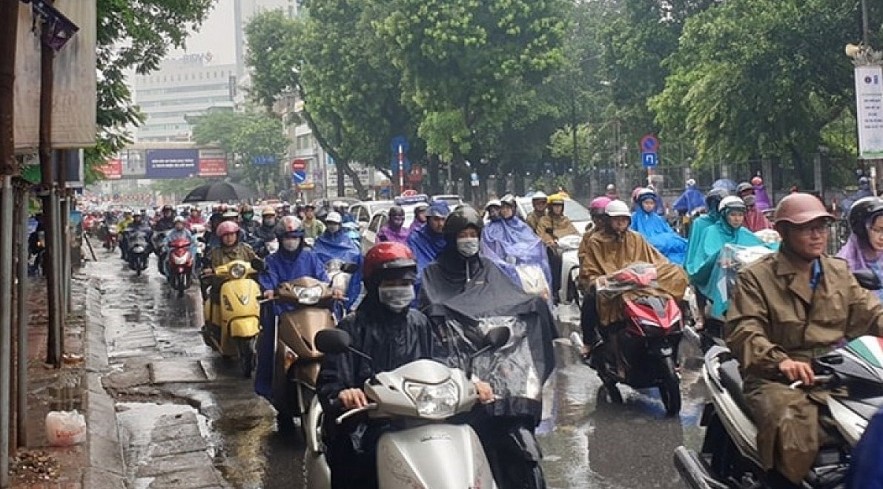 A cold spell accompanied by strong winds and light rain is anticipated to strike northern Vietnam on March 7 and last for several days. Photo: VOV
