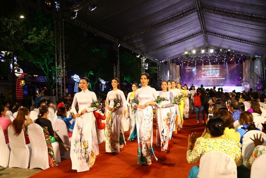 Artists and models strut down the catwalk, boatsing the beauty of Ao Dai. Photo: vtv.vn