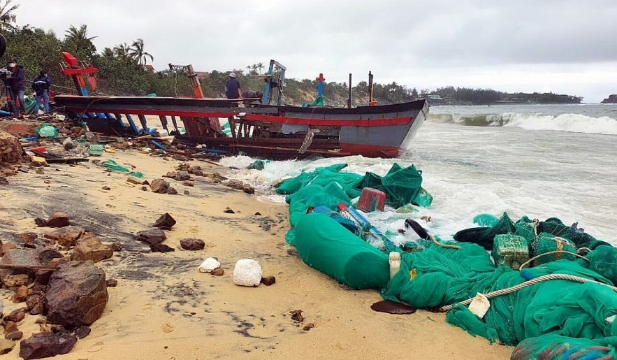 A fishing boat has been damaged by rough seas in Phu Yen, a coastal province in central Vietnam. Photo: VOV