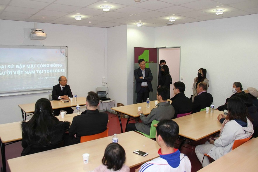 Vietnamese Community in Toulouse Looks Towards Fatherland