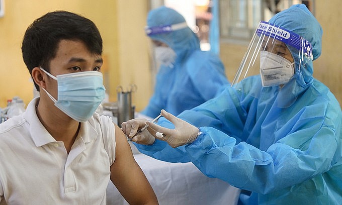 A man receives a Covid-19 vaccine shot in HCMC's Thu Duc City, August 15, 2021. Photo: VnExpress