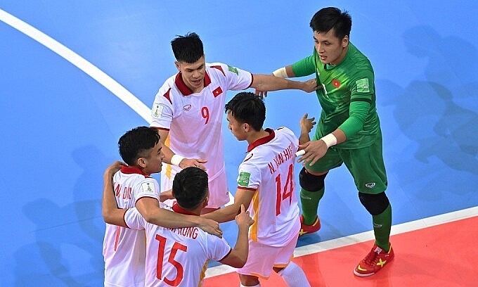 Nguyen Van Hieu (number 14) celebrates with his teammates after scoring against Panama at the Futsal World Cup 2021 on September 16, 2021. Photo: FIFA