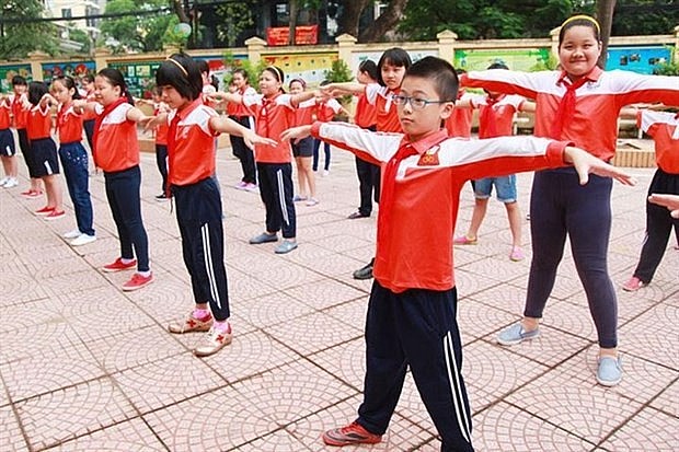 The 2021-25 National School Health Programme sets a goal for 80 percent of schools having at least one area to ensure necessary equipment and tools for physical education and sports activities. Photo: baochinhphu.vn