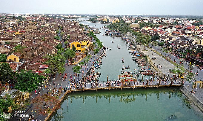 Tourists flood An Hoi Bridge in Hoi An ancient town, Quang Nam Province, April 2021. Photo: VnExpress