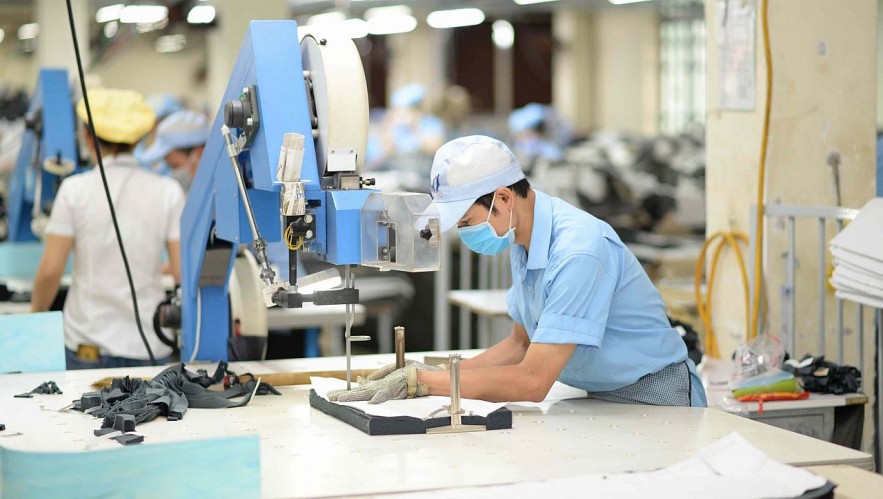 Textile enterprises carry out flexible production in the context of the pandemic. Photo: NDO