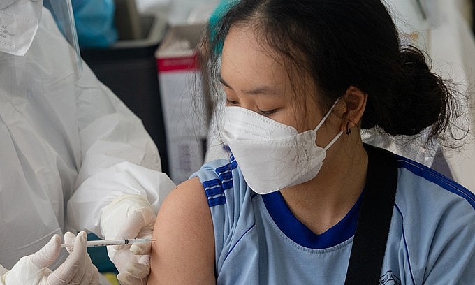 A student of Luong The Vinh high school gets Covid-19 vaccination in HCMC's District 1, October 27, 2021. Photo: VnExpress