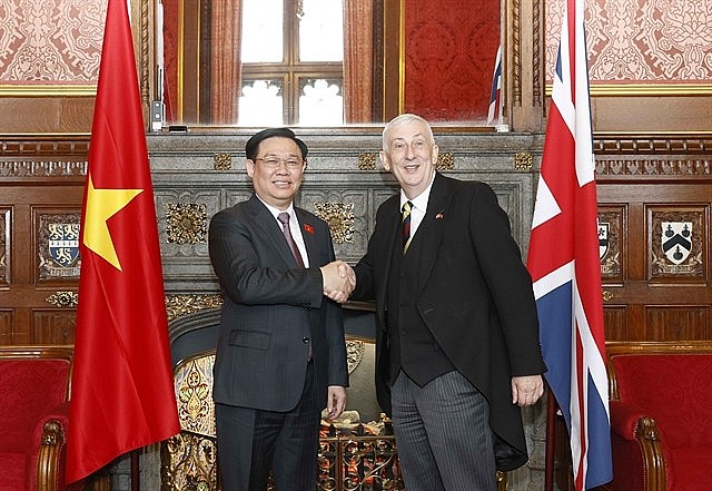 National Assembly Chairman Vương Đình Huệ on Wednesday held talks with Speaker of the House of Commons Sir Lindsay Hoyle in London. VNA/VNS Photo Doãn Tấn