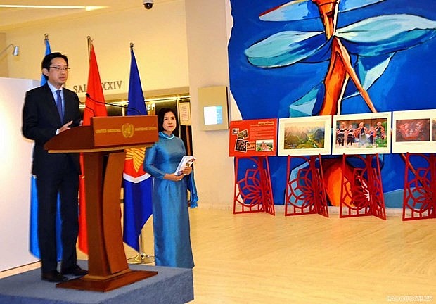 Assistant to Foreign Minister Do Hung Viet addresses the opening ceremony of a photo exhibition on Vietnam's ethnic and religious communities on June 28. (Source: Ministry of Foreign Affairs)