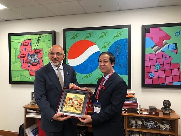 Minister of Education and Training Nguyen Kim Son (R) presents a gift to British Secretary of State for Education Nadhim Zahawi on June 29. (Photo: VNA)