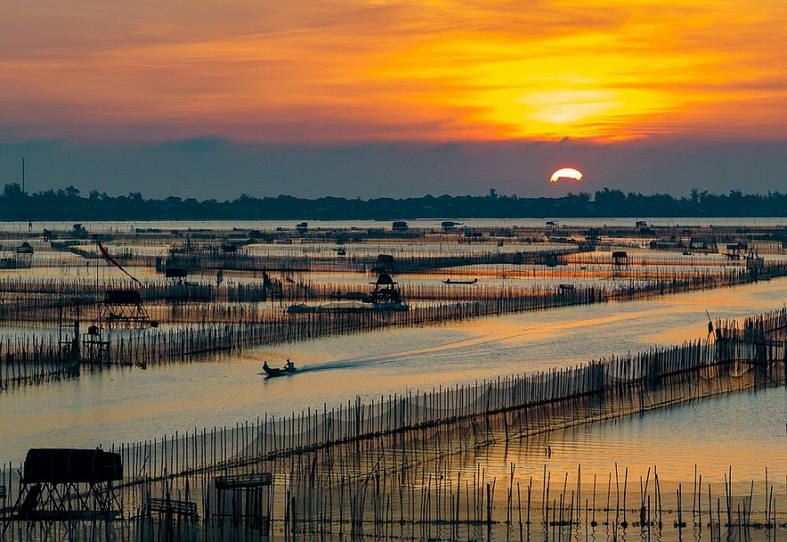 The poetic scene when the sun begins to shine from the eastern horizon - Photo: NGO HUY HOA