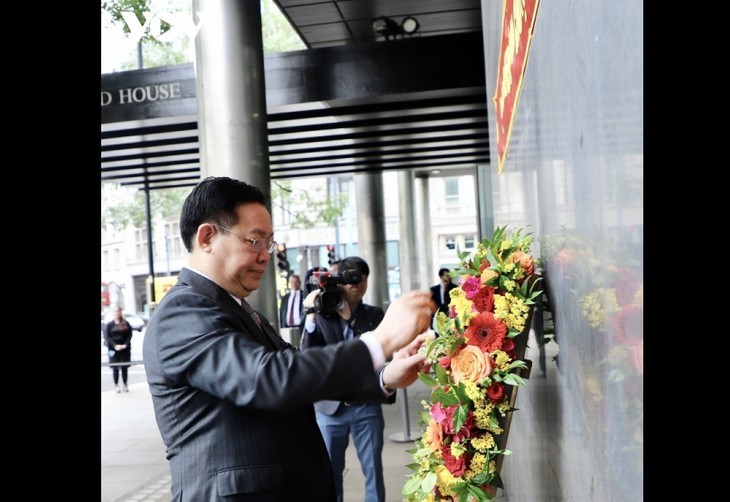 Chairman of the National Assembly Vuong Dinh Hue laid flowers at the plaque of President Ho Chi Minh (Photo: VOV)