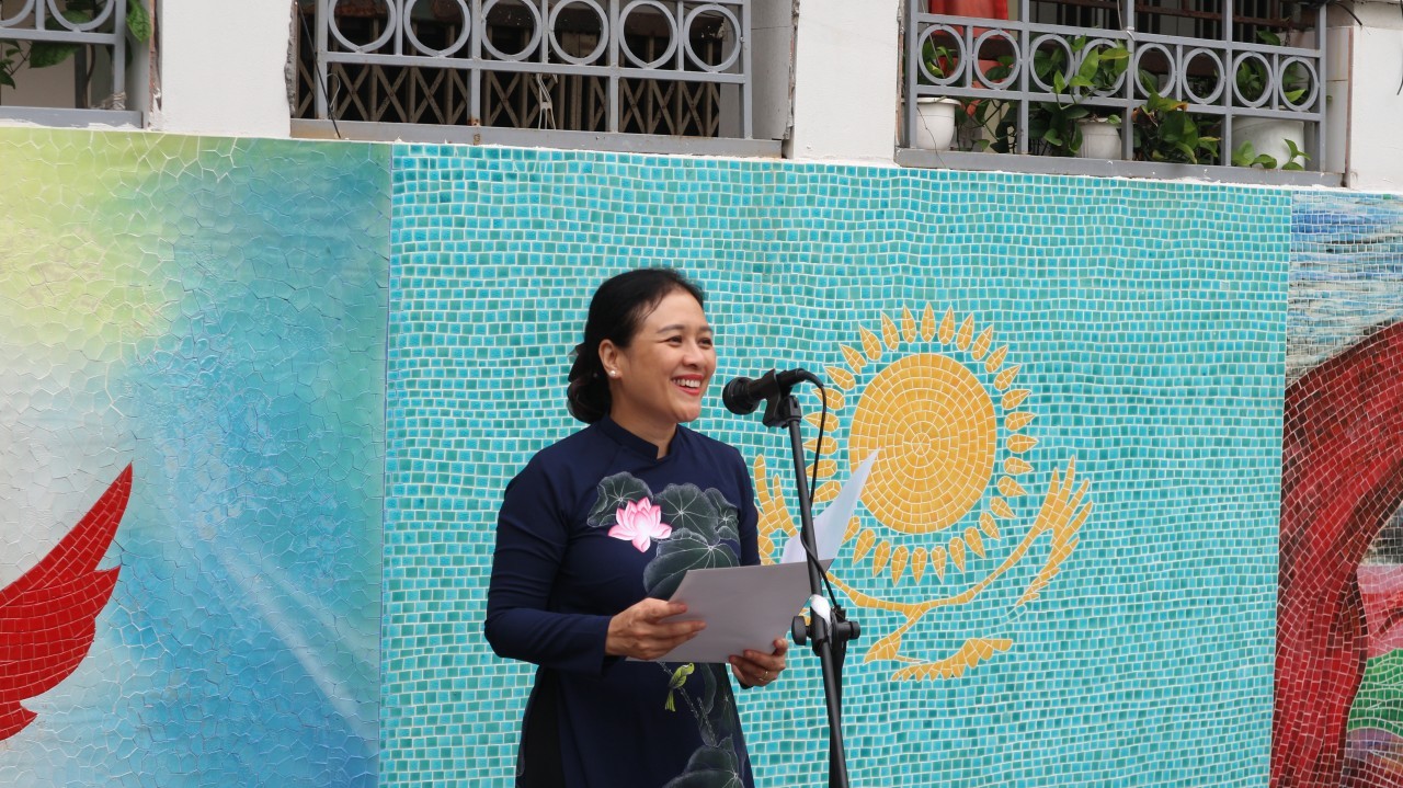 Ceramic Mosaic Mural Marks Vietnam-Kazakhstan's 30-Year Ties