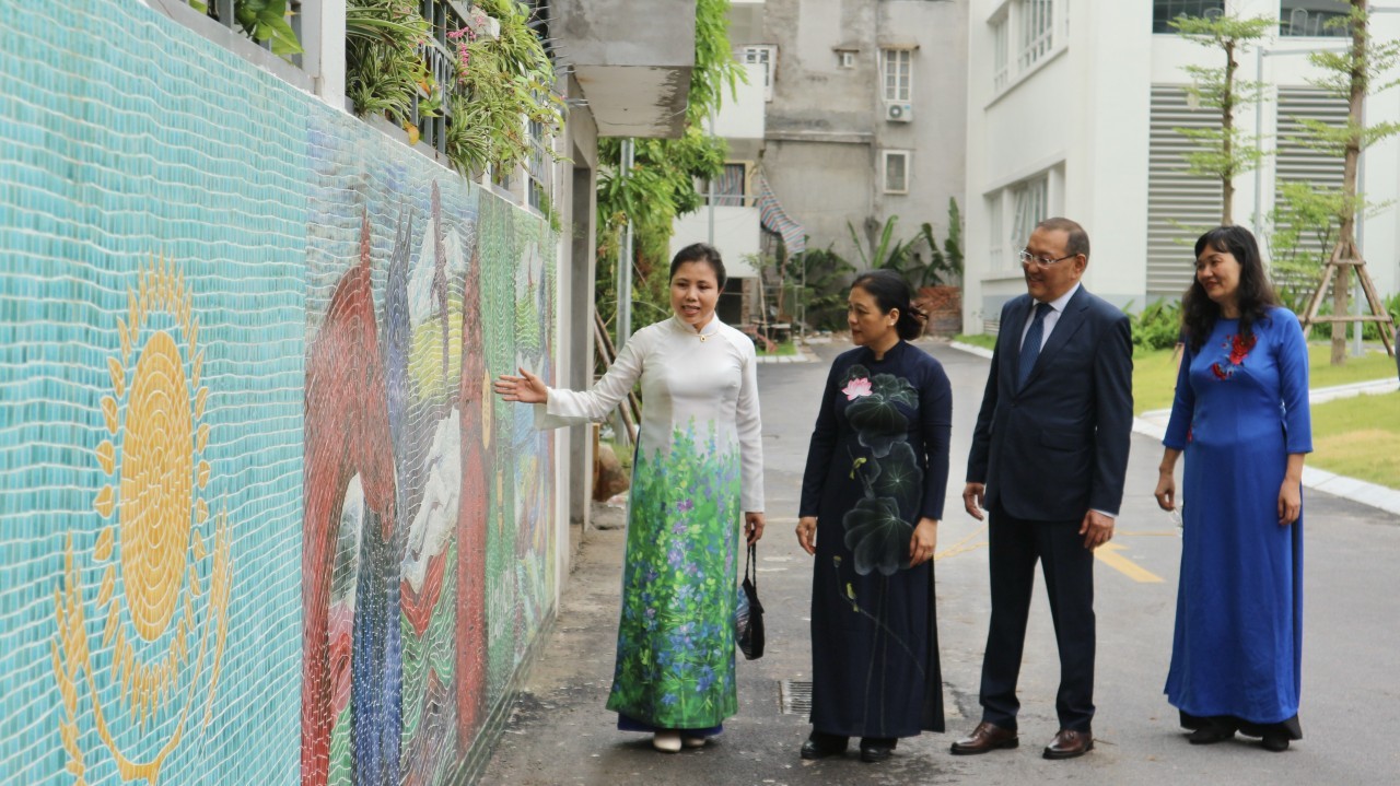 Ceramic Mosaic Mural Marks Vietnam-Kazakhstan's 30-Year Ties