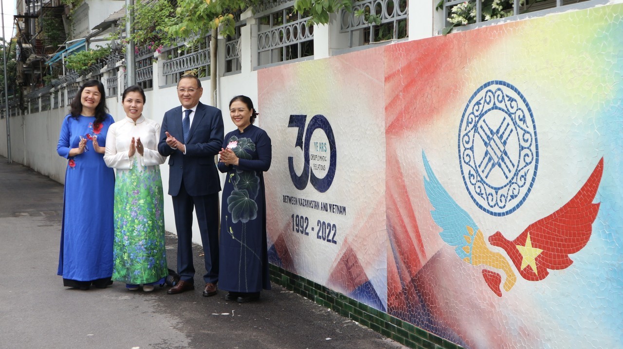 Ceramic Mosaic Mural Marks Vietnam-Kazakhstan's 30-Year Ties