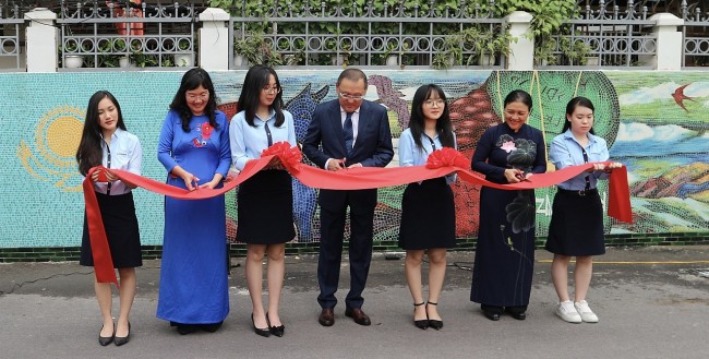 Ceramic Mosaic Mural Marks Vietnam-Kazakhstan's 30-Year Anniversary