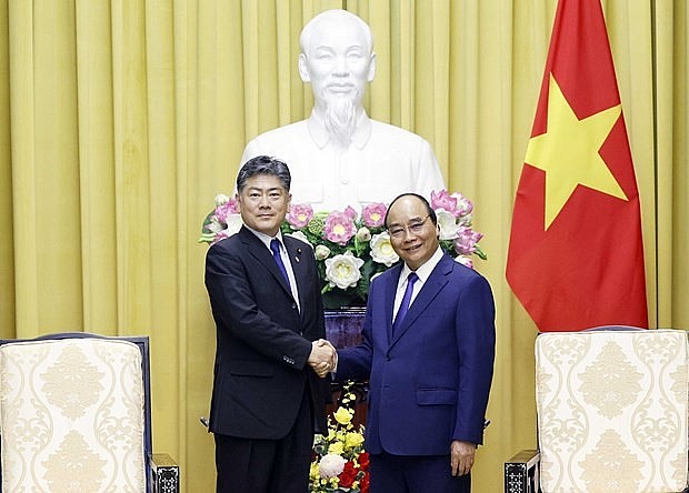 President Nguyen Xuan Phuc (R) receives Japanese Minister of Justice Furukawa Yoshihisa (Photo: VNA) 