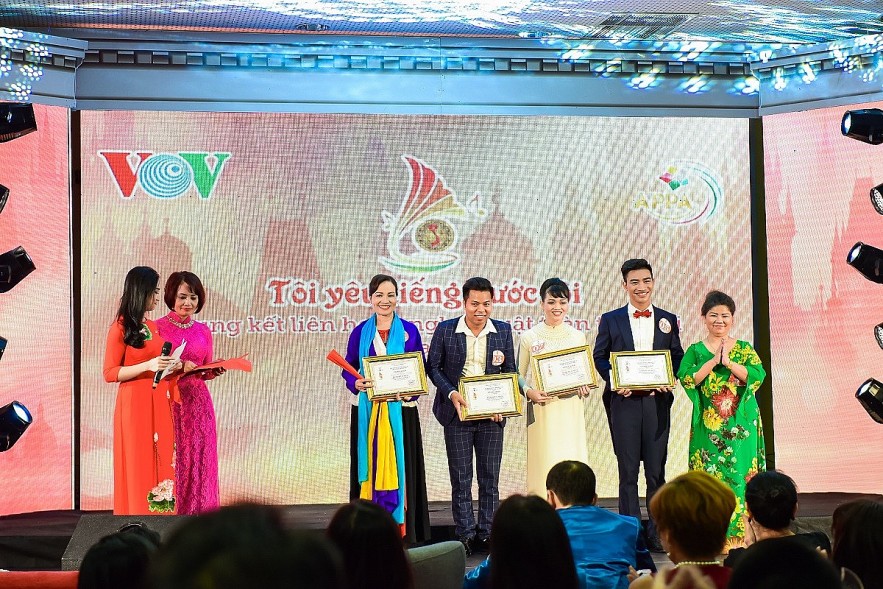 Khac Hoa won the Gold Medal at the contest “I love my country” 2018. Photo provided by the character