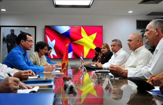 The meeting between the VGCL delegation and Roberto Morales Ojeda, Politburo member and Secretary in charge of organisation affairs of the Communist Party of Cuba. Photo: VNA