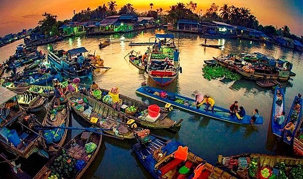A photo titled “Phong Dien floating market” by Tran Anh Thang is given a certificate of honour. Photo: qdnd.vn