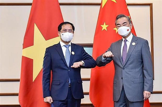 FM Son (L) meets Chinese State Councilor and Foreign Minister Wang Yi (Photo: VNA)
