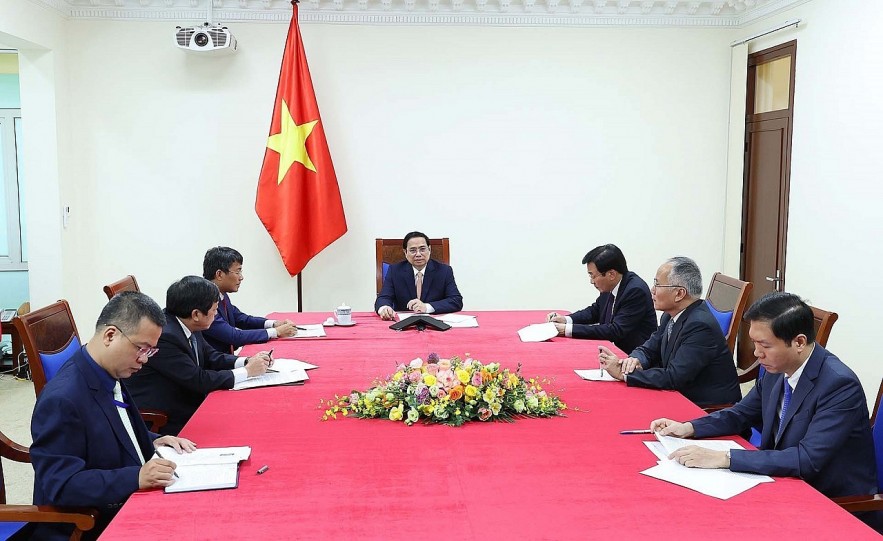 PM Pham Minh Chinh (right) holds phone talks with his Korean counterpart Han Duck-soo (Photo: VNA) 