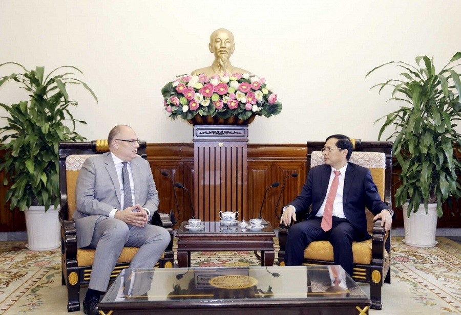 Foreign Minister Bui Thanh Son (R) receives Danish Ambassador to Vietnam Kim Højlund Christensen. Photo: VNA