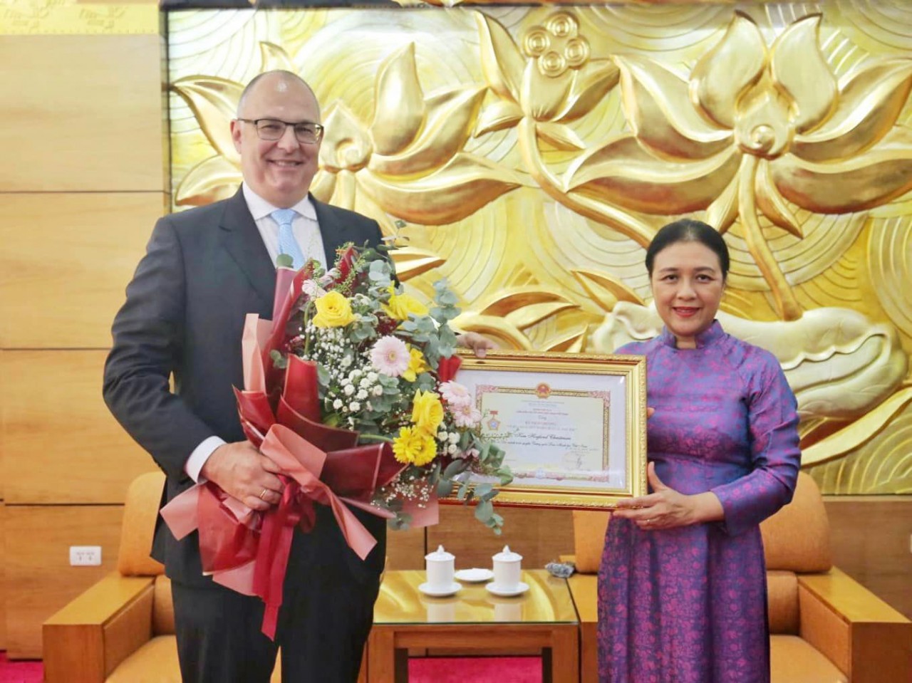  Danish Ambassador to Vietnam Kim Højlund Christensen on July 4 was awarded the insignia “For peace and friendship among nations” for his contributions to promoting traditional friendship and cooperation between Vietnam and Denmark.