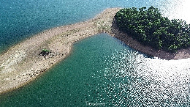 The majestic natural beauty of Ke Go lake bed