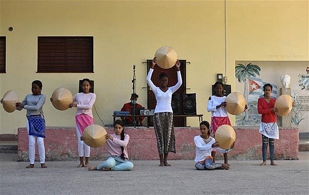 Students at Nguyen Van Troi school perform a dance with the traditional Vietnamese hats on February 15, 2022. Photo: VNA