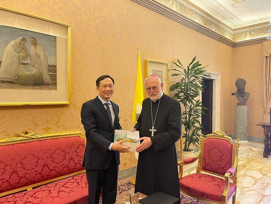 Ambassador Duong Hai Hung paid a courtesy visit to the Minister of Foreign Affairs of the Holy See, Archbishop Paul Richard Gallagher (Photo: Vietnamese Embassy in Ital