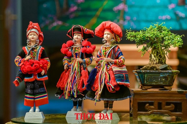 Vietnamese Artist Promotes Traditional Clothes Through Doll Collection