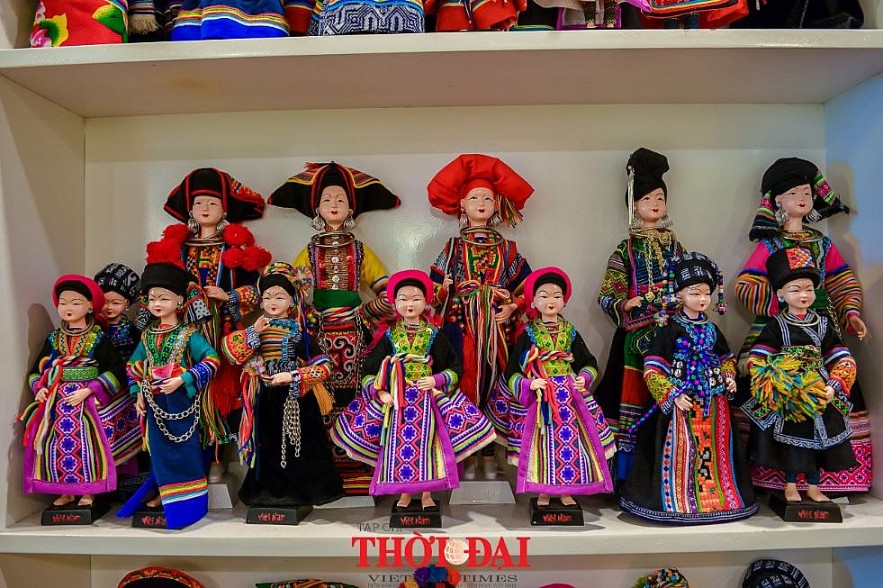 Vietnamese Artist Promotes Traditional Clothes Through Doll Collection