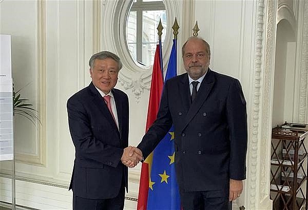Chief Justice of the Supreme People's Court Nguyen Hoa Binh (left) and French Justice Minister Eric Dupond-Moretti. Photo: VNA
