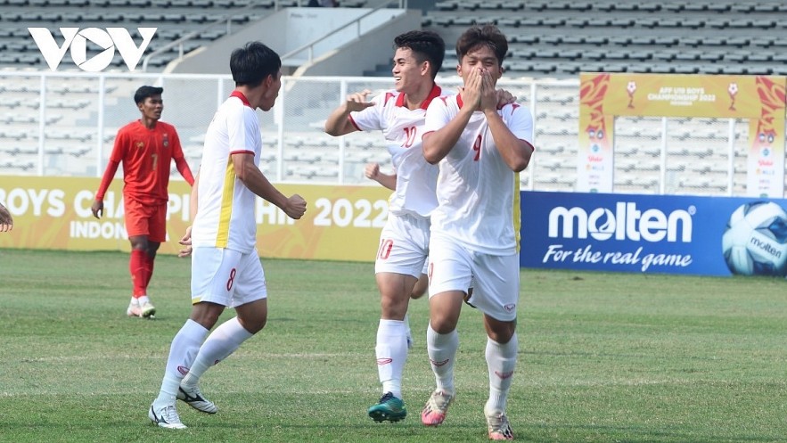 Vietnamese players (in white jersey) celebrate their 3-1 victory over their Myanmar opponents at the 2022 AFF U19 Youth Championship in Indonesia. Photo: VOV