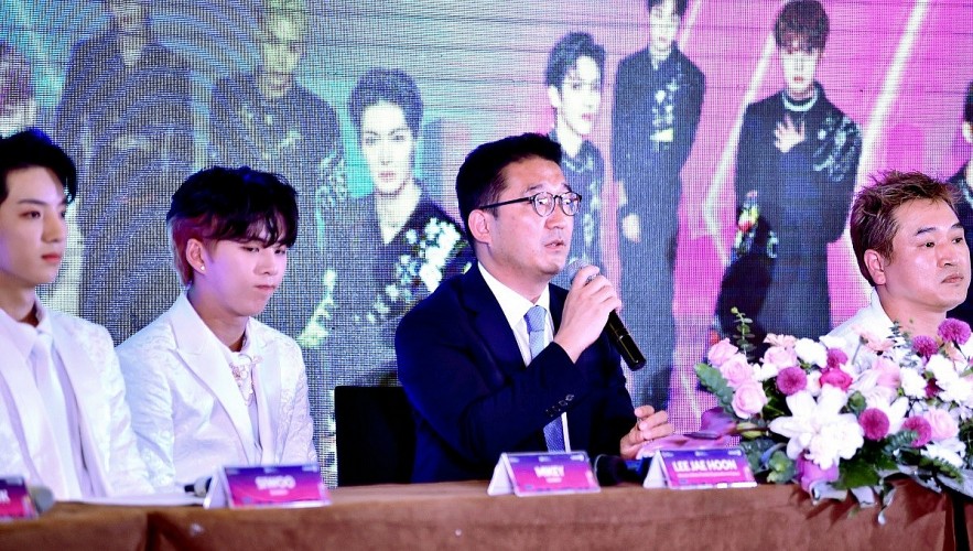 Male K-pop stars come to Hanoi to promote tourism