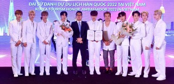 Male K-pop stars come to Hanoi to promote tourism