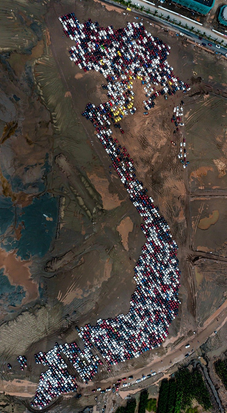 [Photos] Over 1,800 Cars Form a Giant Map of Vietnam