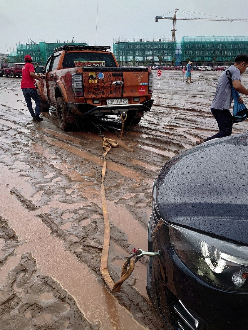 [Photos] Over 1,800 Cars Form a Giant Map of Vietnam