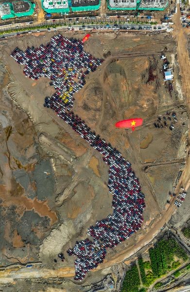 [Photos] Over 1,800 Cars Form a Giant Map of Vietnam