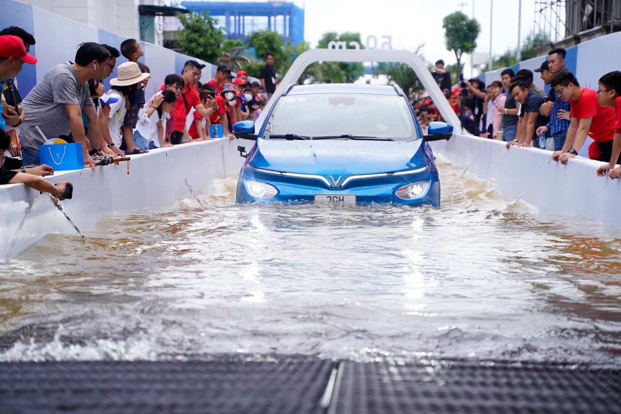 [Photos] Over 1,800 Cars Form a Giant Map of Vietnam